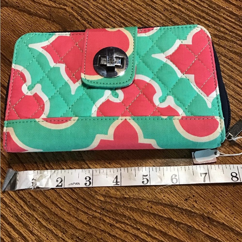 Women’s NWT Quilted Wallet lots of storage - Picture 2 of 11